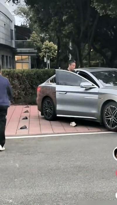 王艺迪居然当场“叫停”教练！

多哈冠军赛上，王艺迪跟郑长弓教练一起露面，马上就