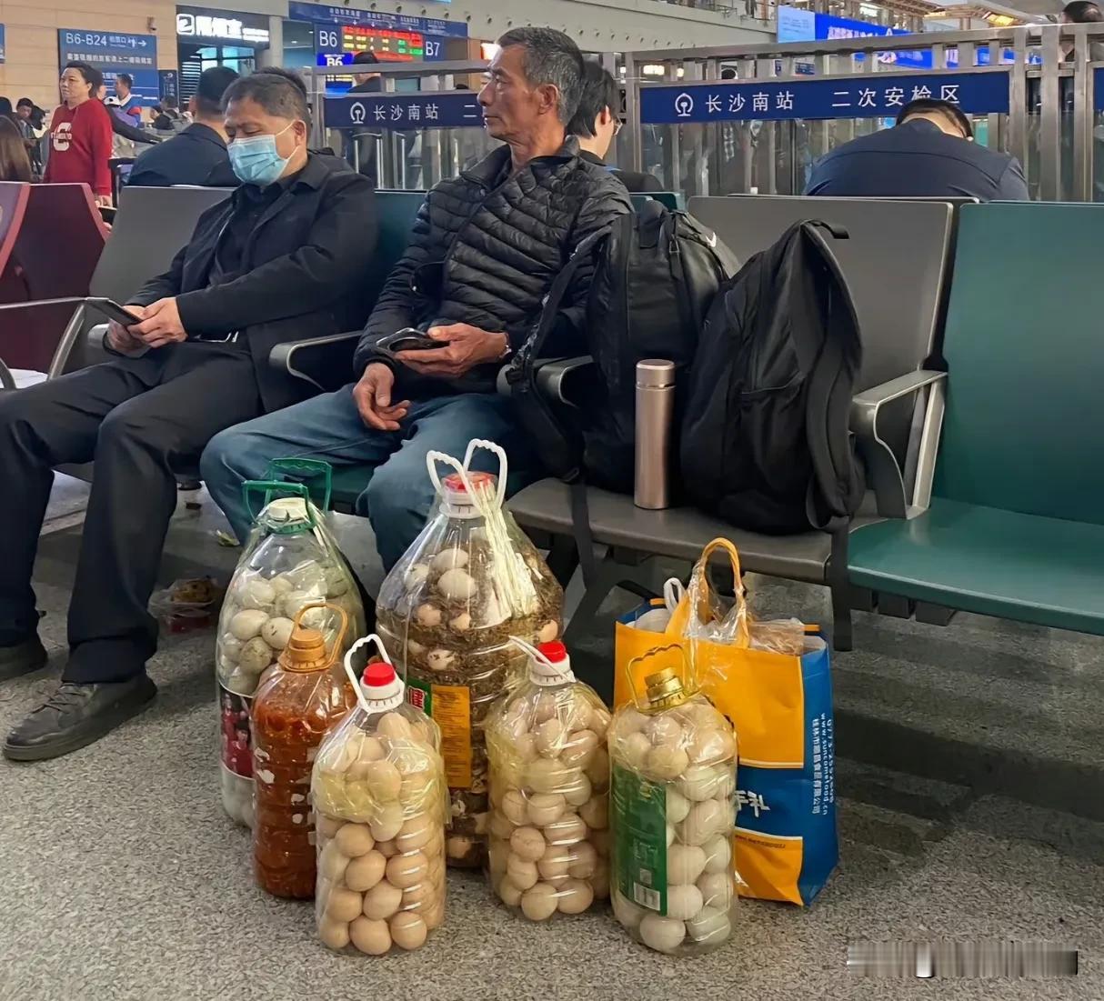 在高铁站看到的，一位父亲提着家里产蛋鸡蛋去城里看望孩子，这个孩子一定超幸福，可怜