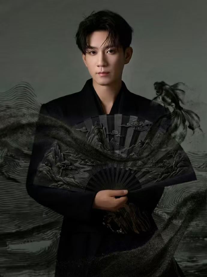 王子奇更适合中国体质的周正脸 王子奇周正脸搭水墨新中式，出道八周年这组合，清冷矜