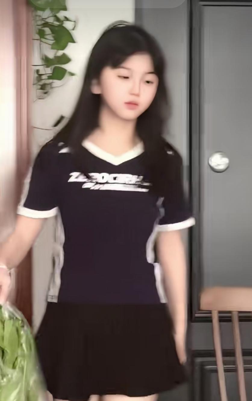 我家的小棉袄不知不觉长大了，大家看看漂亮吗？
 
看着她提着青菜走进家门，简简单