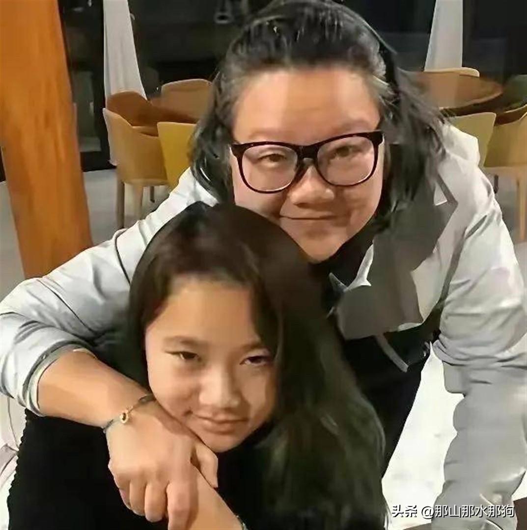 洪晃说现在有些小孩攀比心和目的性都特别严重，这是一个特别不好的现象。

洪晃认为