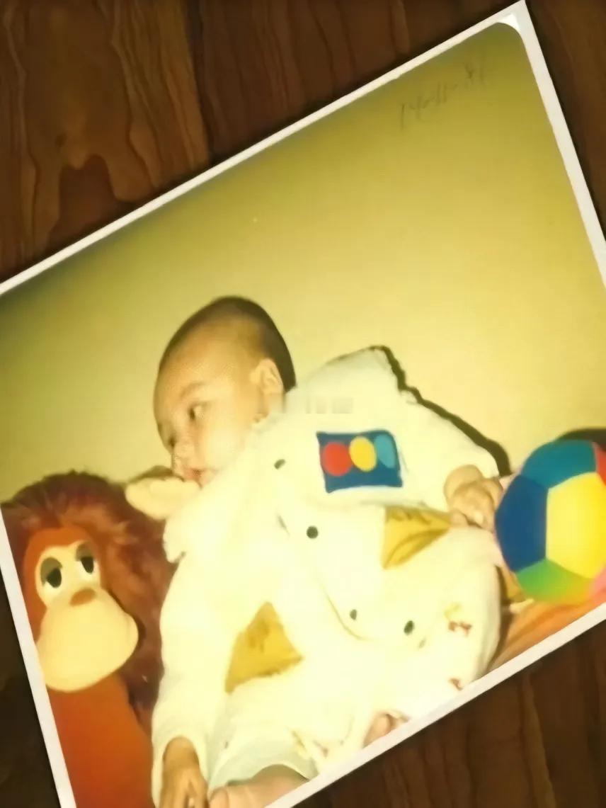 baby时期的陈伟霆baby时期的陈伟霆   鬼马精灵的阿B如今也成为有腰骨有膊