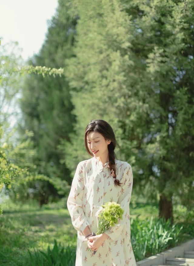树林拍照，如何拍得清新漂亮又有氛围？8个实用技巧玩转树林美女人像

树林人像最容