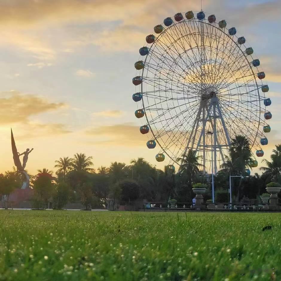 湛江市霞山区的海滨公园原来有一座摩天轮🎡，后来据说是因为游乐场的租期到被拆除了