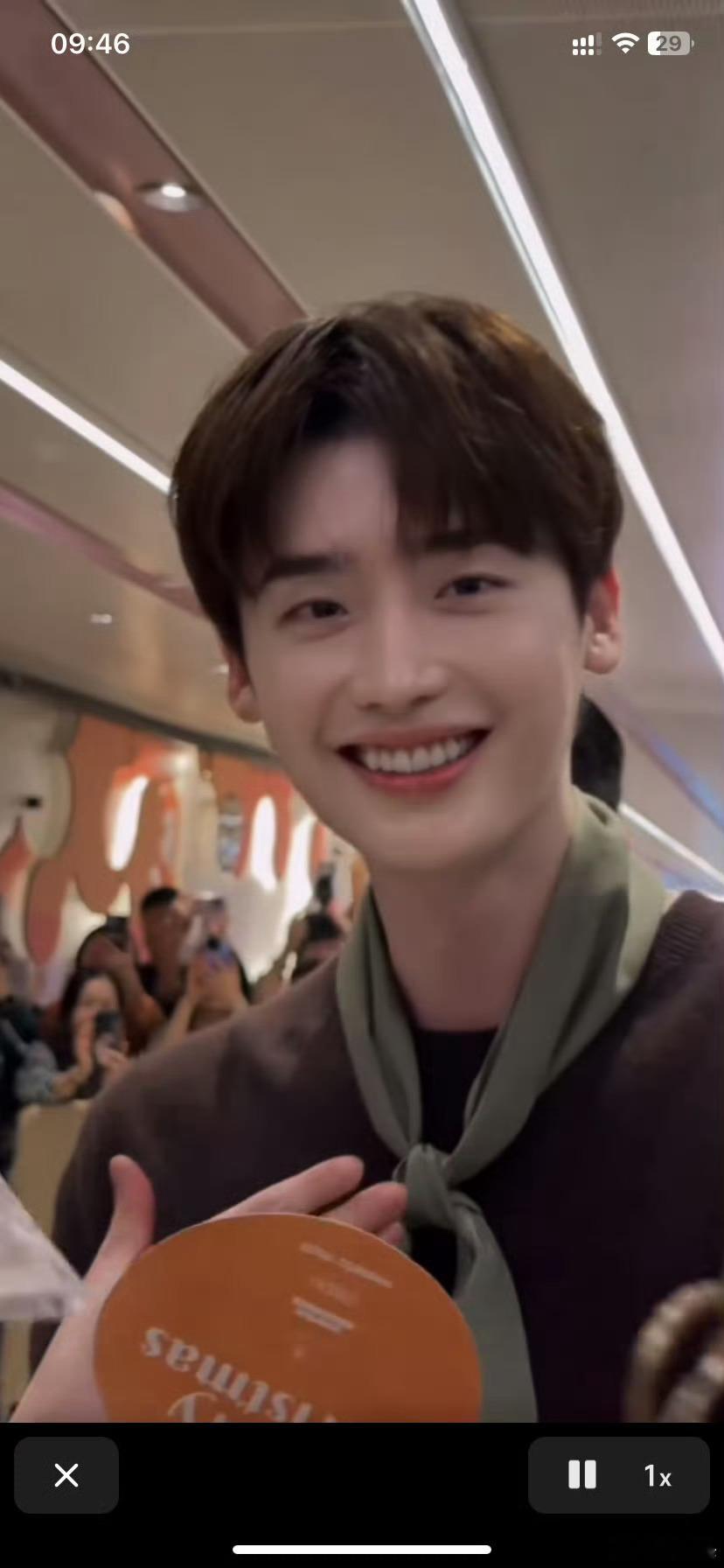 老天奶谁懂这个笑一整个笑进我的心巴上。李钟硕颜值又回春了