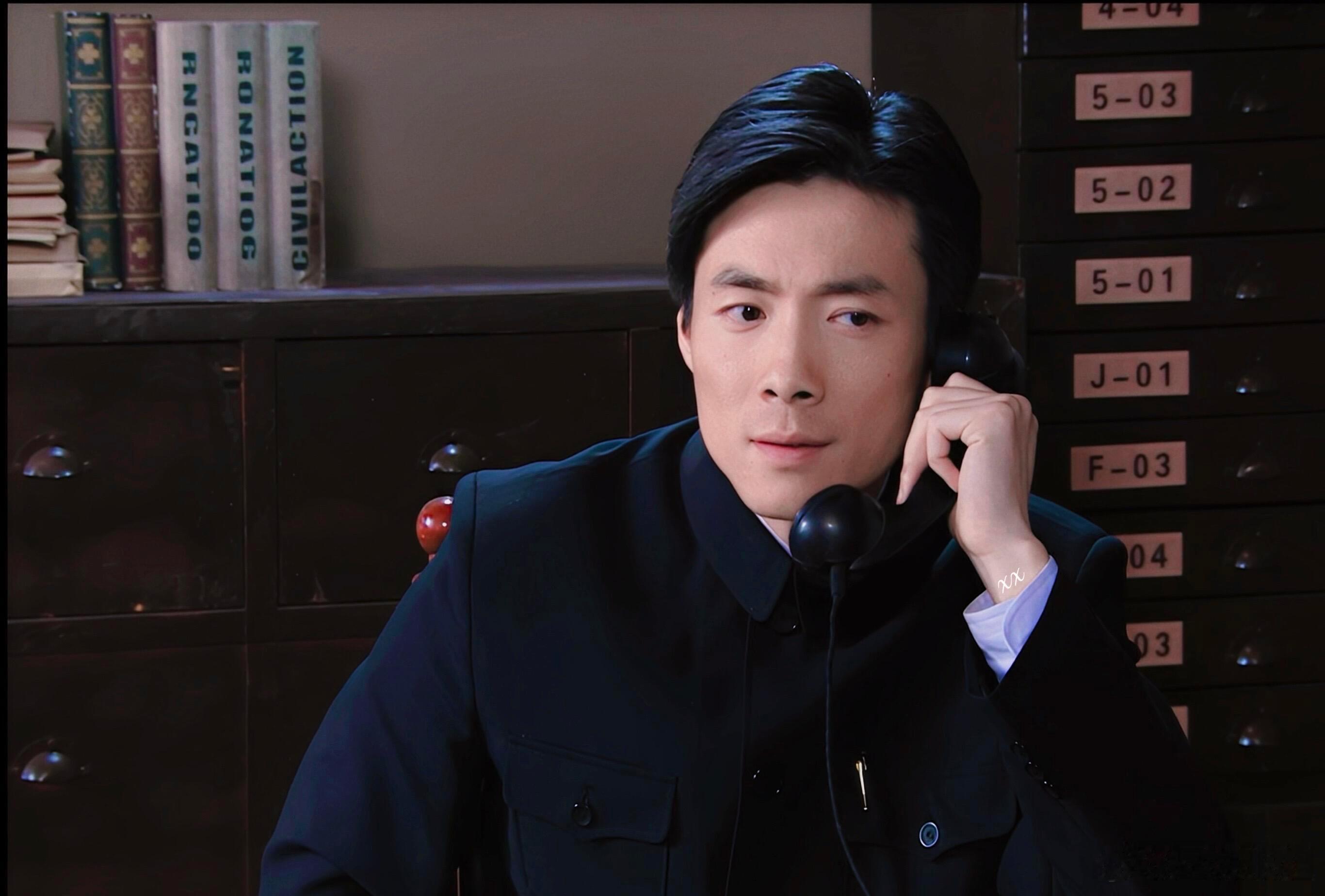 一面是戏里张力十足的演员，一面是见到书法毡子就开心的可爱人，祖峰老师身上这种特质