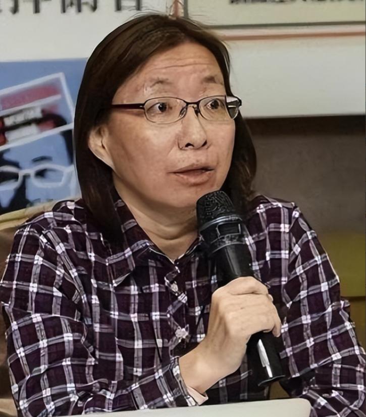 “台湾永远不可能回归中国只要我在，就会抗战到底”！她刚说完没两天，就意外被吊臂砸