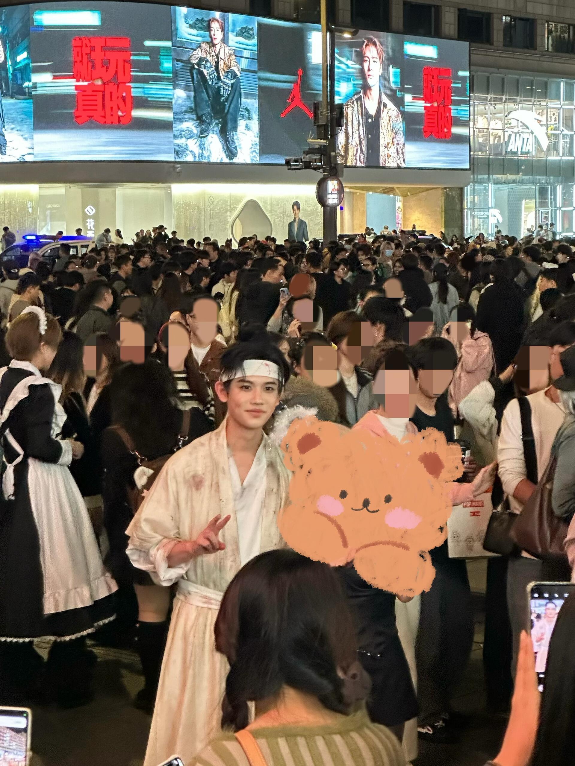 肖战藏海传真的好出圈，万圣节有人cos藏海大人，现场好多人都在拍[good]安保