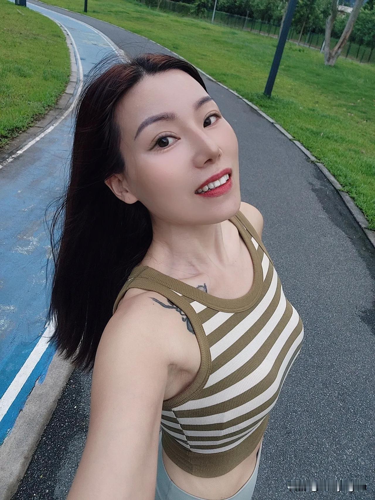 岁月可以带走青春的容颜，却带不走一颗炽热的心，活得漂亮 。‌‌随性洒脱 记录自己
