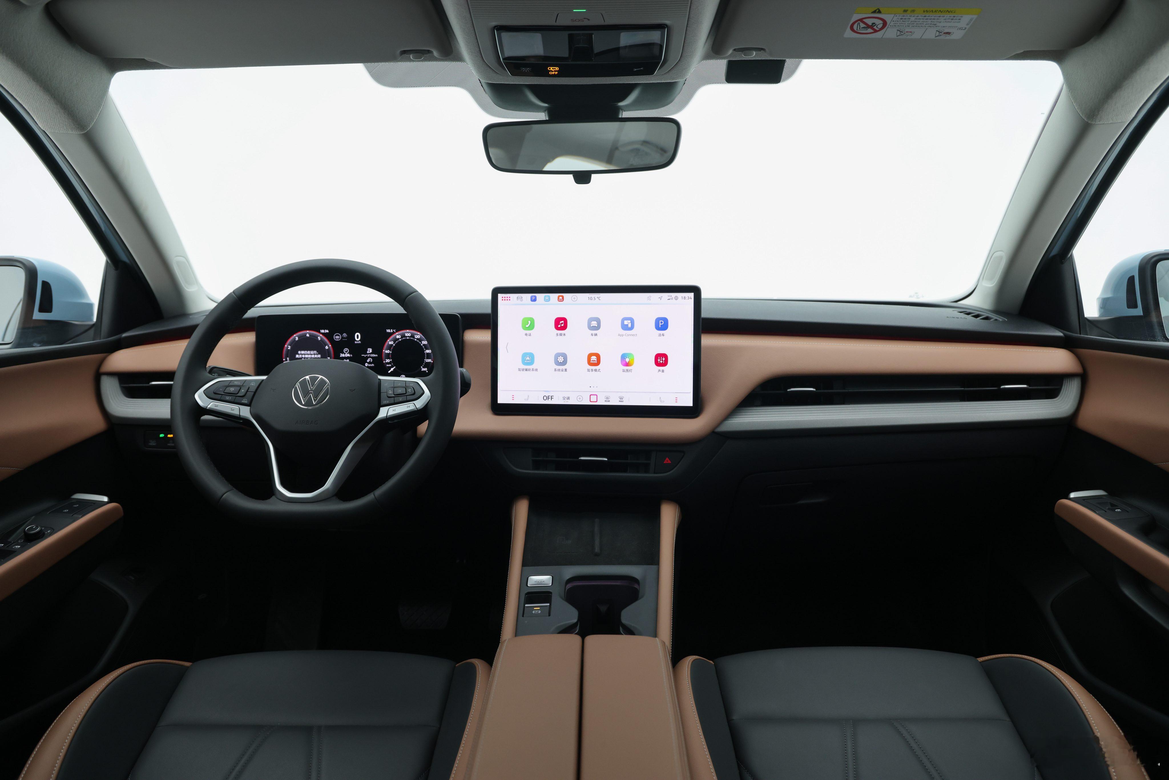 一汽大众速腾S正式亮相了，用上了家族最新的设计语言，整体显得更干净干练，内饰也是
