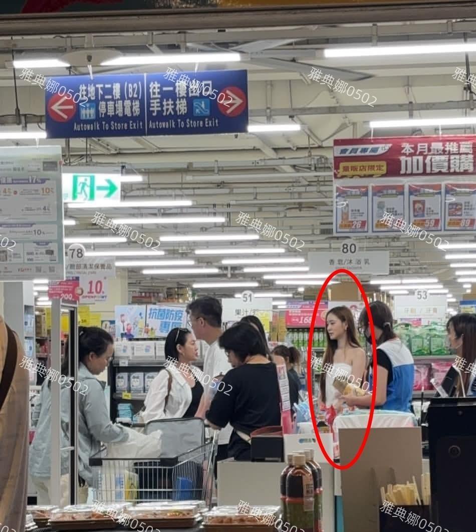 偶遇小S带着二女儿Lily在台东逛超市，真人跟电视上确实有落差，个子娇小，站在人
