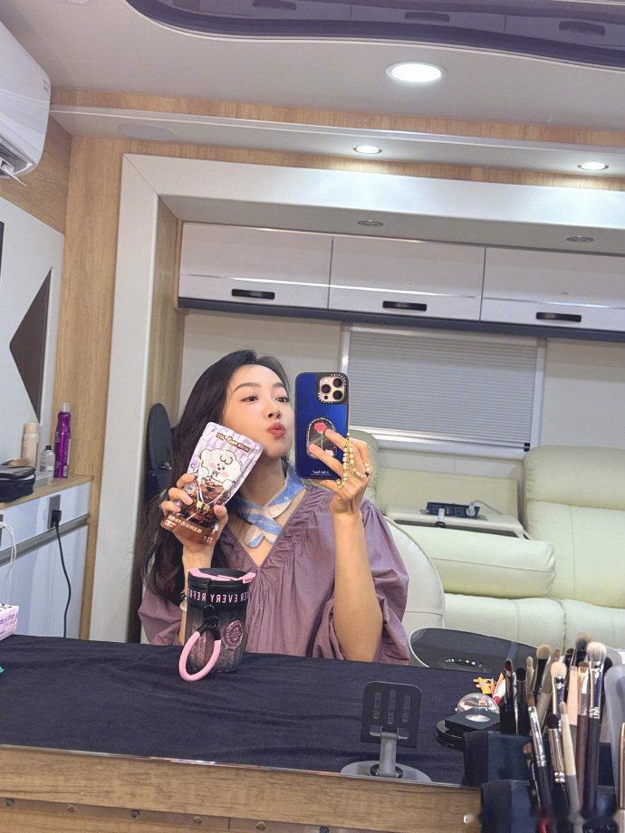 宋茜今天下雨了耶那也要拥抱太阳宋茜更新对镜自拍 宋茜更新对镜自拍，宋茜今天下雨了