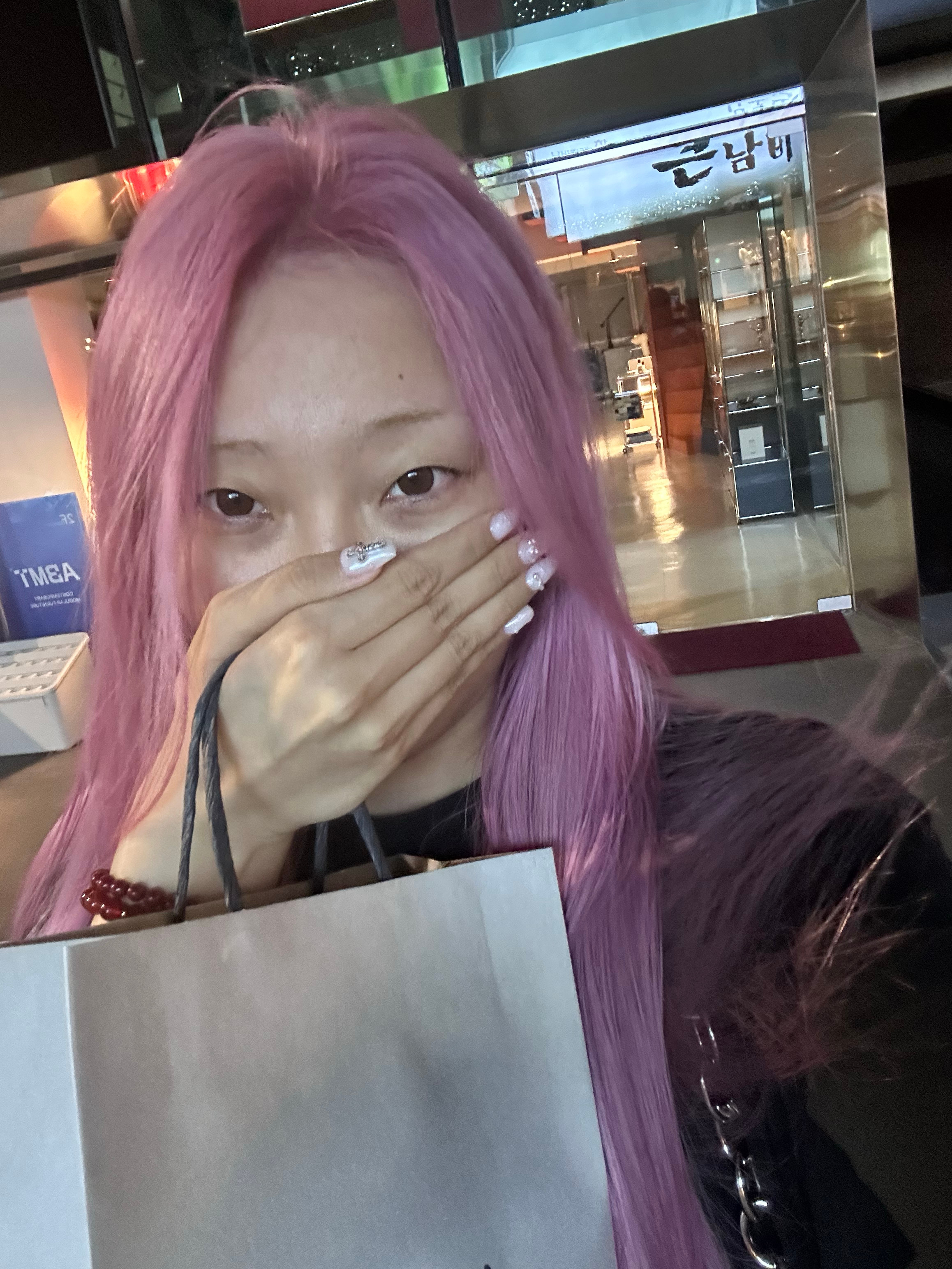 坐了一下午从美甲到头发，屁股好痛 