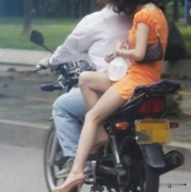 1989年，女子邱兰和丈夫杨彪在水库游泳，坐摩托车回家，途中裙子被风吹起，被同村