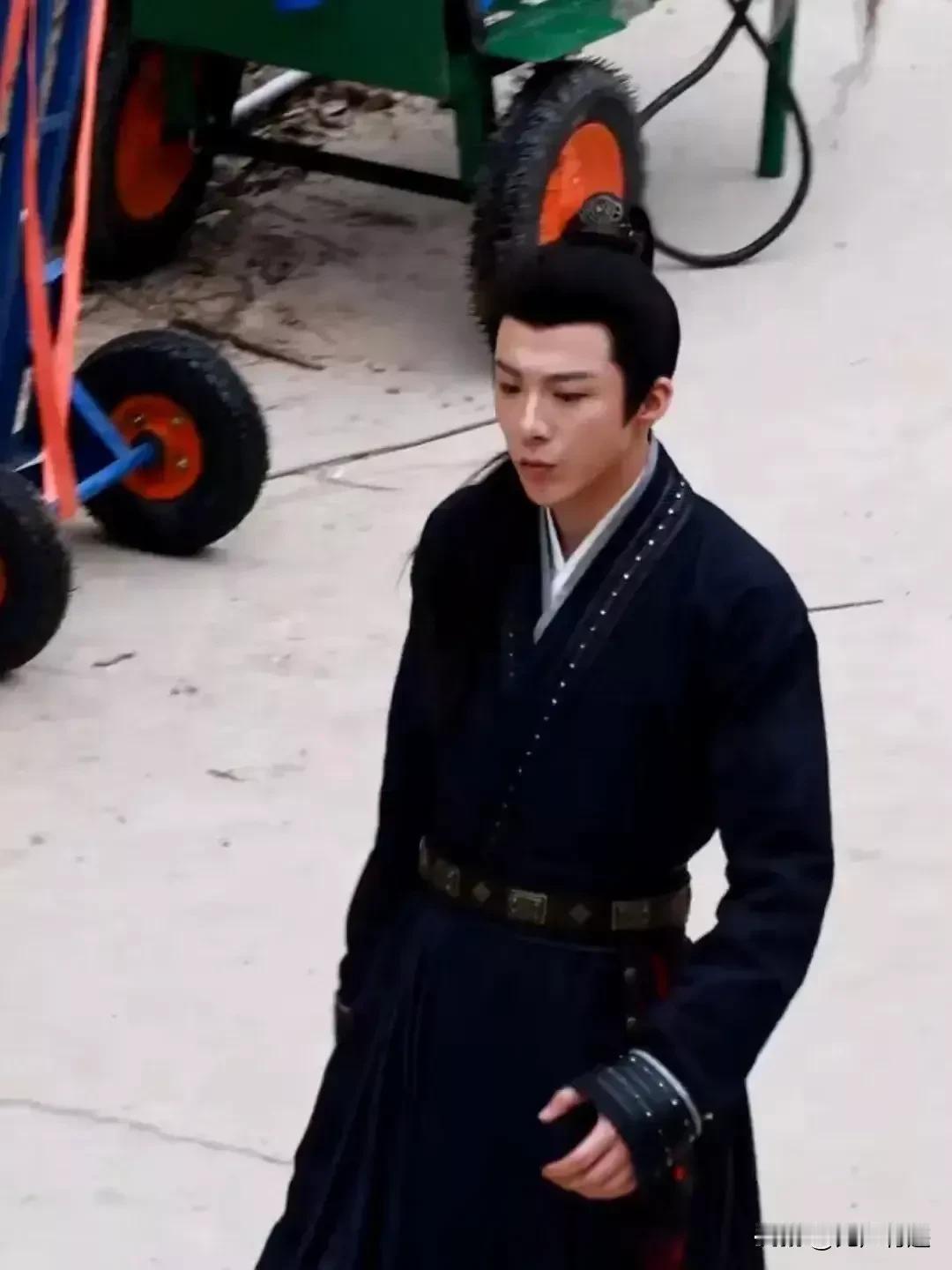 刘宇宁下巴尖，嘴巴也尖，身上还有一种很别扭的气质，流里流气的，反正就是……不够正