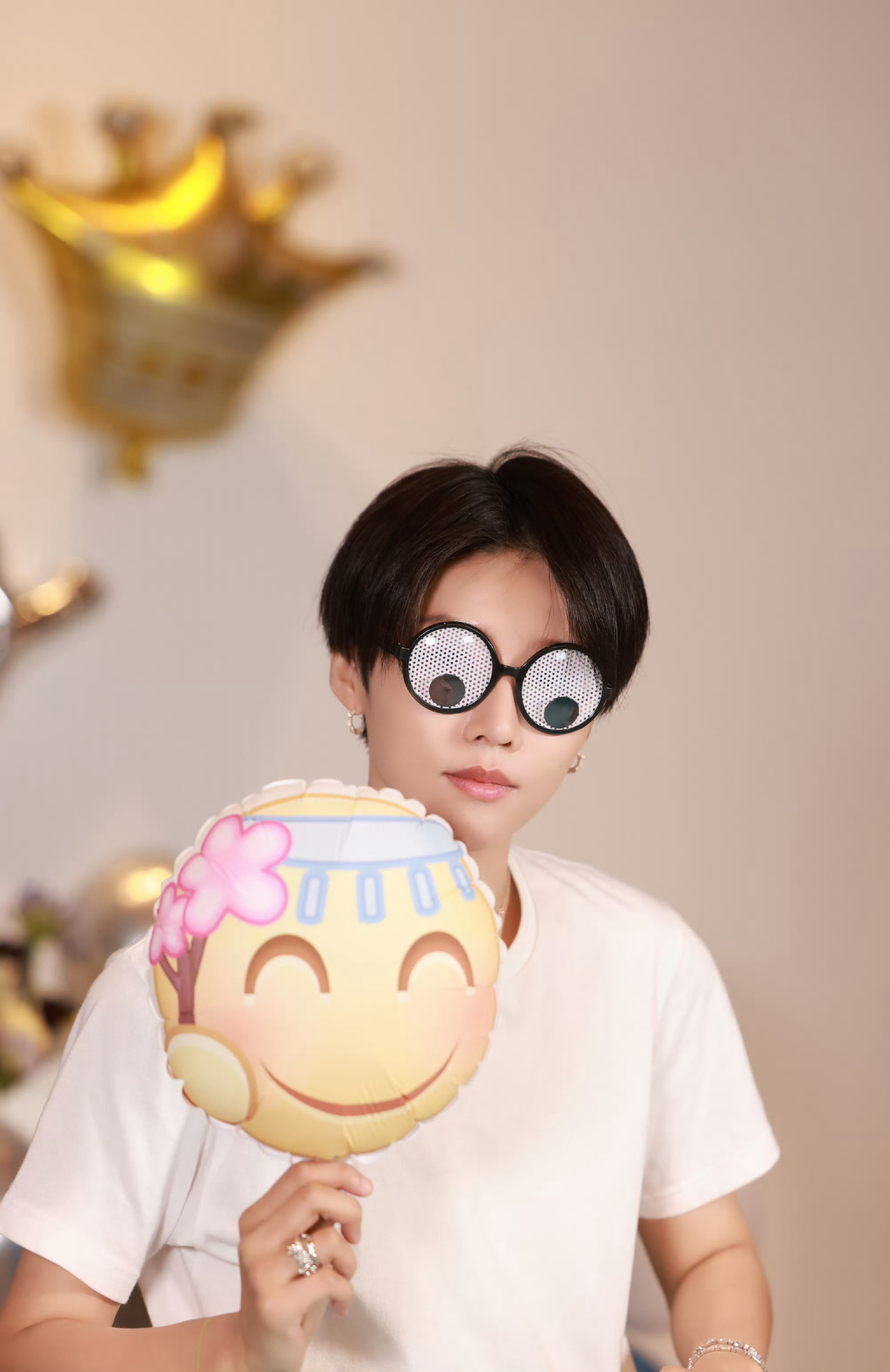 刷到刘雨昕工作室发的生日直播图太太太可爱了，她拿着仙那度的emoji！再次祝我们