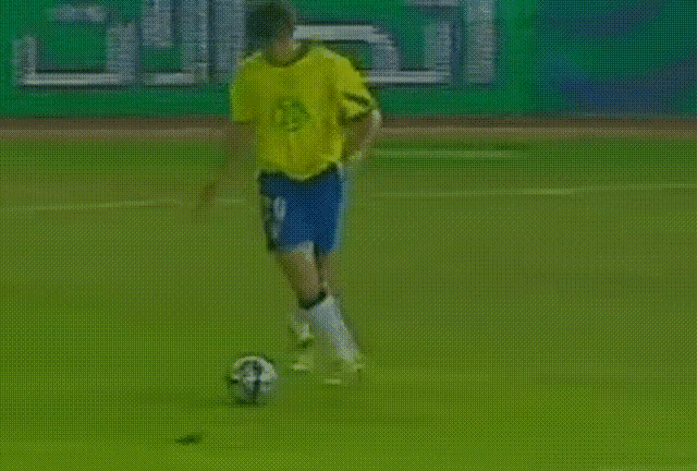 还记得这位巴西球星是谁吗？2005年的一场友谊赛，小儒尼尼奥送出传中，他用一脚漂