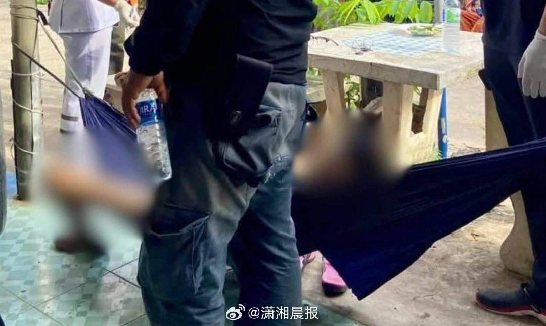 【#泰国男子睡吊床被布条勒住颈部死亡#】泰国42岁的男子肯，日前在亲戚家外的吊床