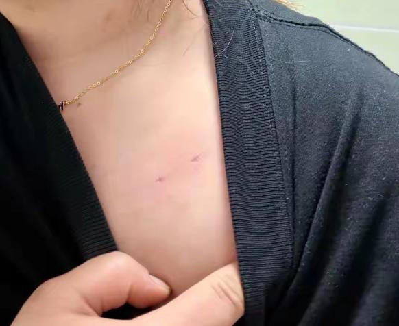 云南昭通，女子独自在家，脱光衣服，一丝不挂的准备洗个澡时，突然，听见卫生间外传来
