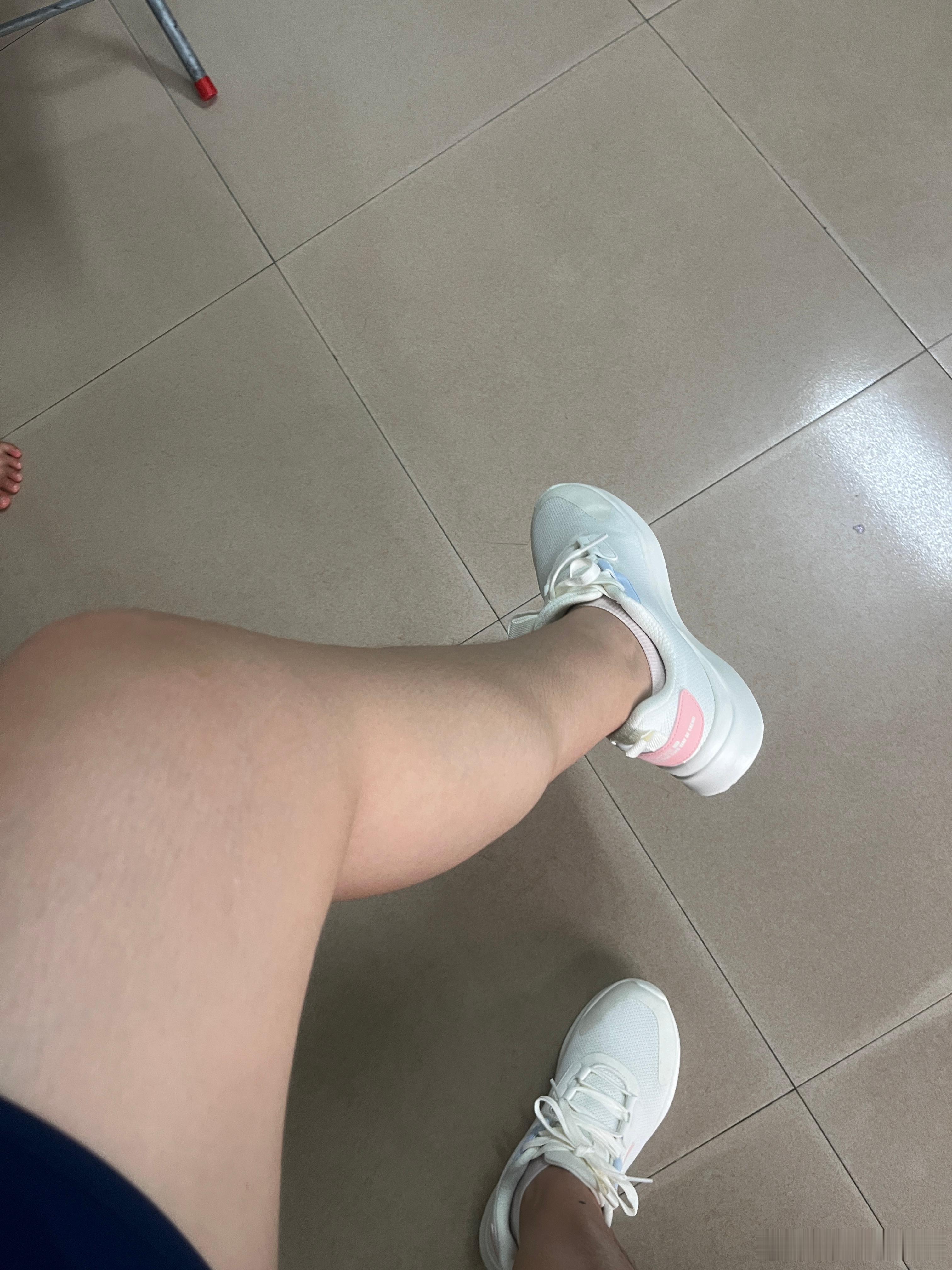 累晕，娃睡了，做运动，运动到一半，娃又醒了，叫她来沙发睡，我运动完再放电视给她看