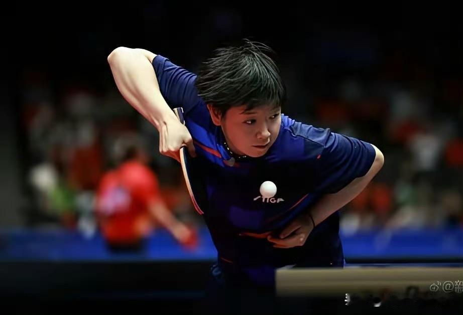 新华社抓拍的孙颖莎、王楚钦赛场图堪称“神同步”——动作姿态几乎复刻，连专注的神情