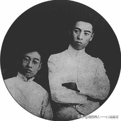 周恩来(右)与南开学校时的学友李福景合影。