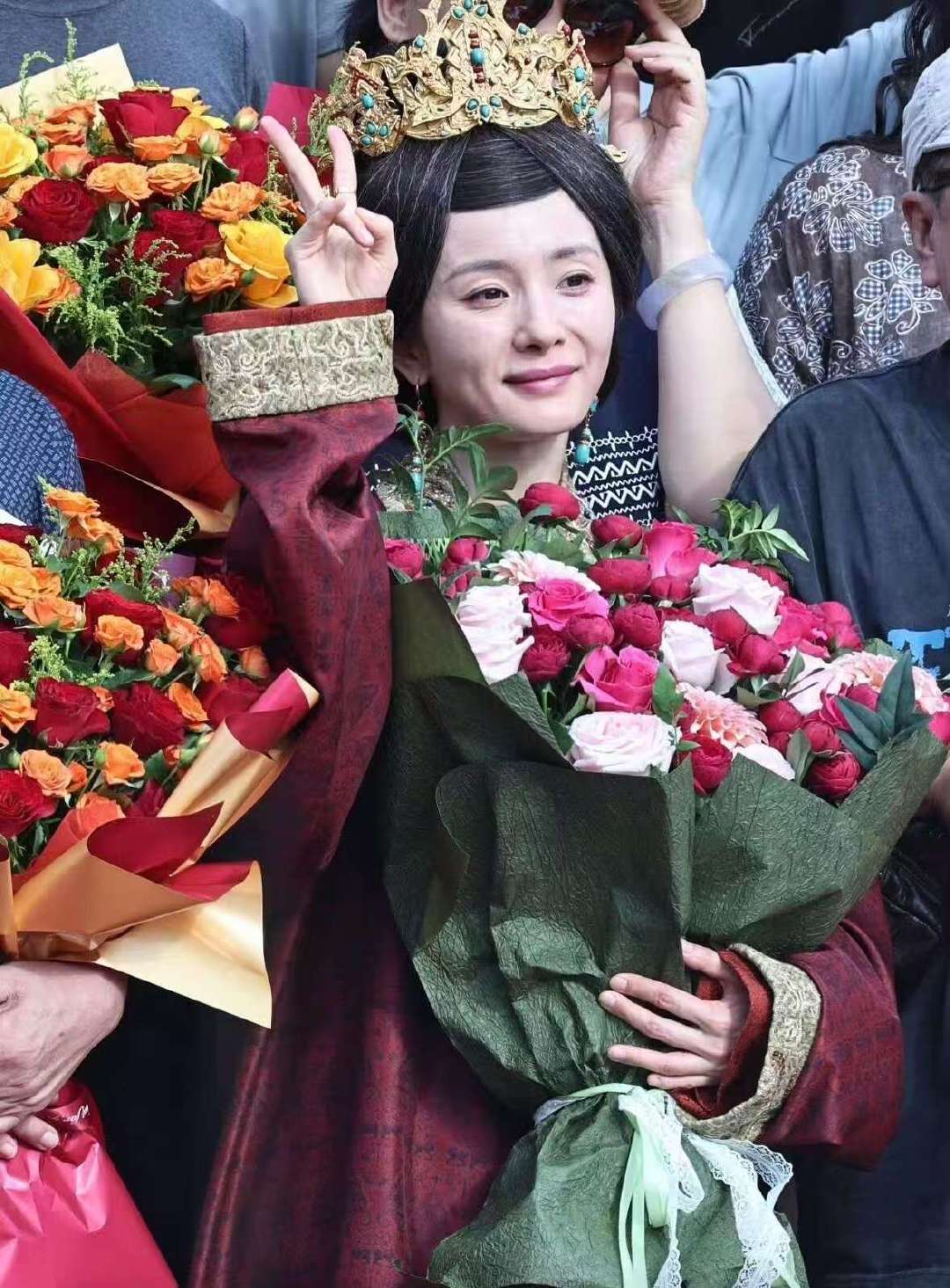 杨幂杀青捧花杨幂冯湮儿杀青捧花 哇哇哇哇哇哇 