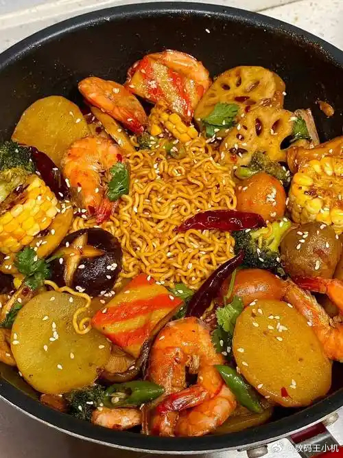 真正的麻辣香锅已经非常罕见了不知道你们发现没，现在外面的麻辣香锅基本上看不到了，