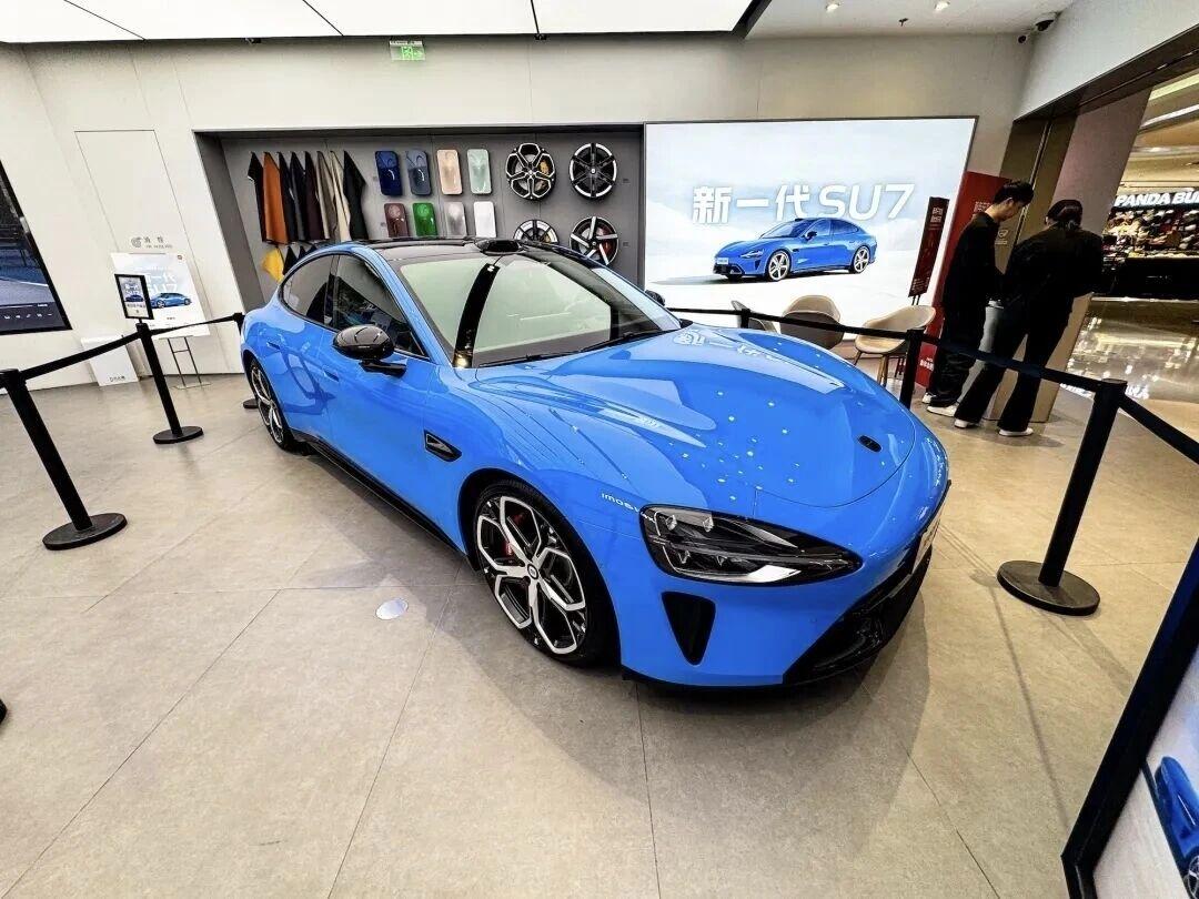 三年过去，展厅里的新小米SU7还能让你心动吗？当“年轻人的第一台电车”迎来换代，