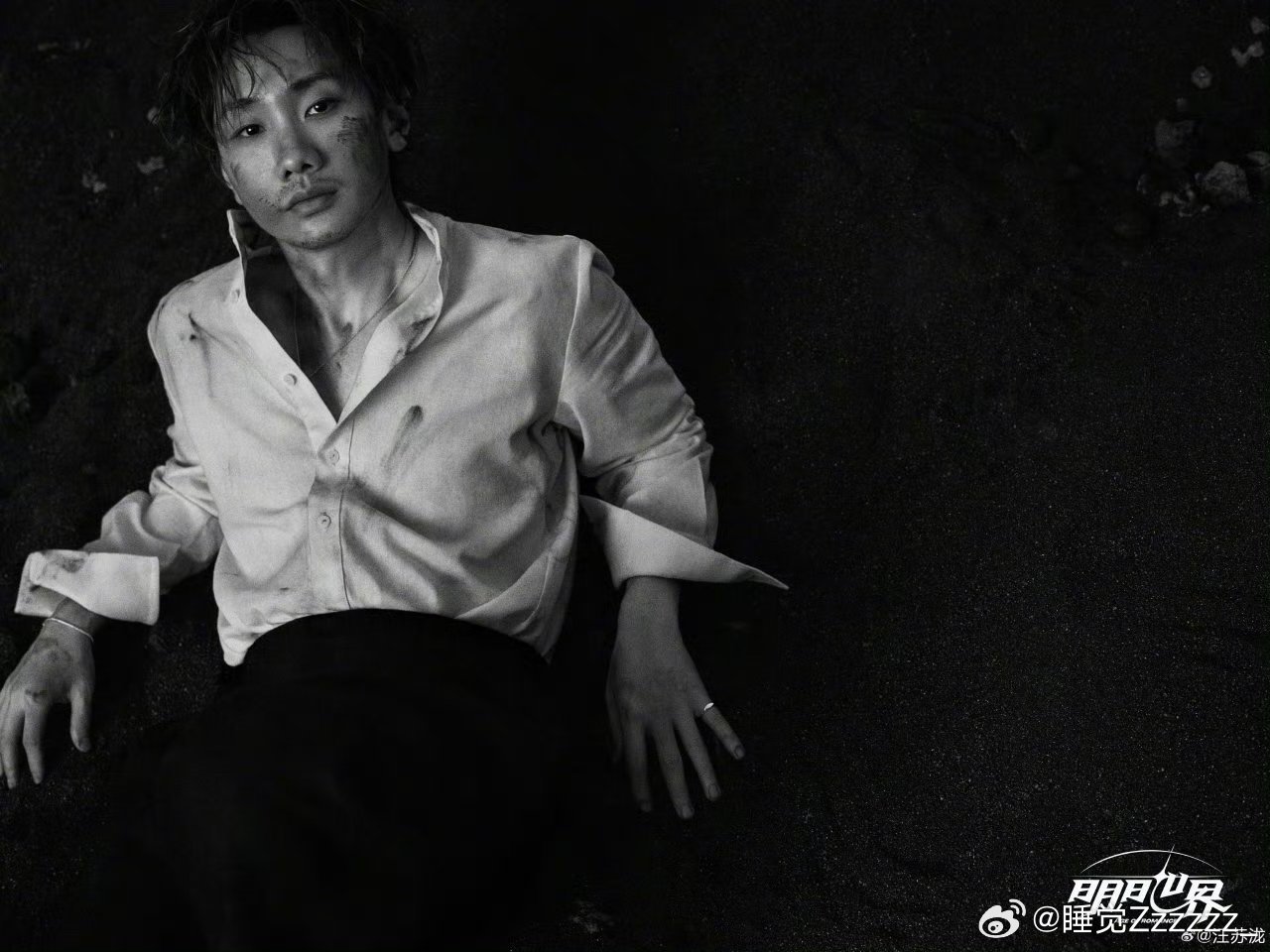 汪苏泷黑白战损九宫格冷峻黑白搭配破碎感造型，展现出截然不同的魅力，氛围感与高级感