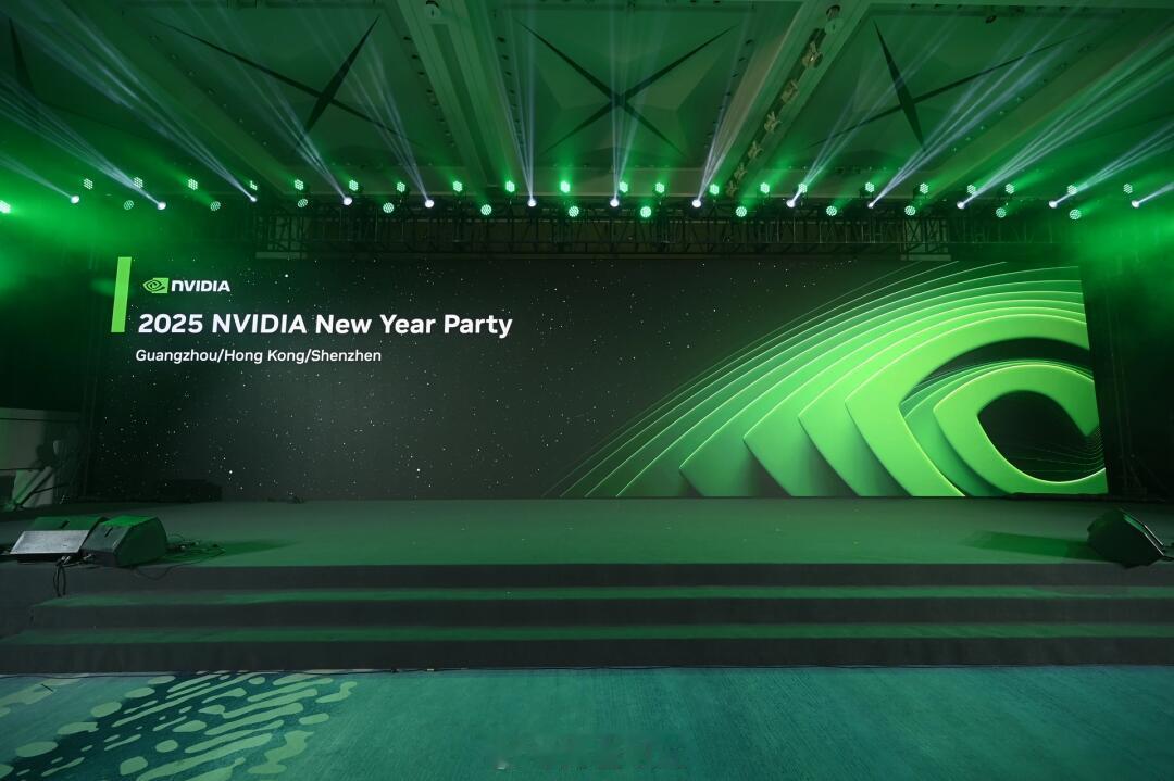 黄仁勋现身深圳 昨晚照片！深圳！英伟达创始人兼CEO黄仁勋今日已身处深圳，华人首