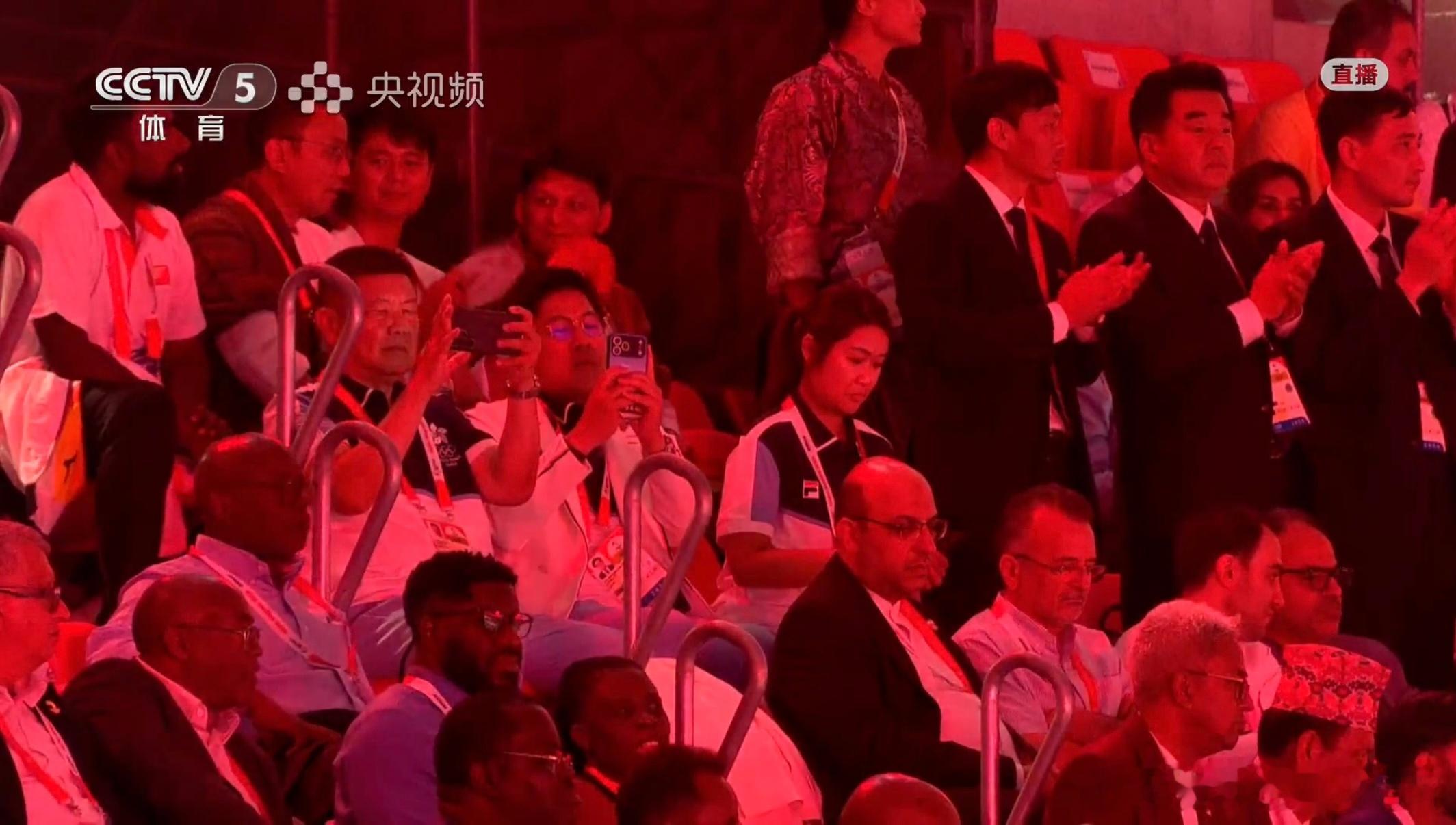 亚运会港队旗手是杨博文沈晓榆FILA赞助的港队战服真的绝！蓝白配色搭配紫荆花细节