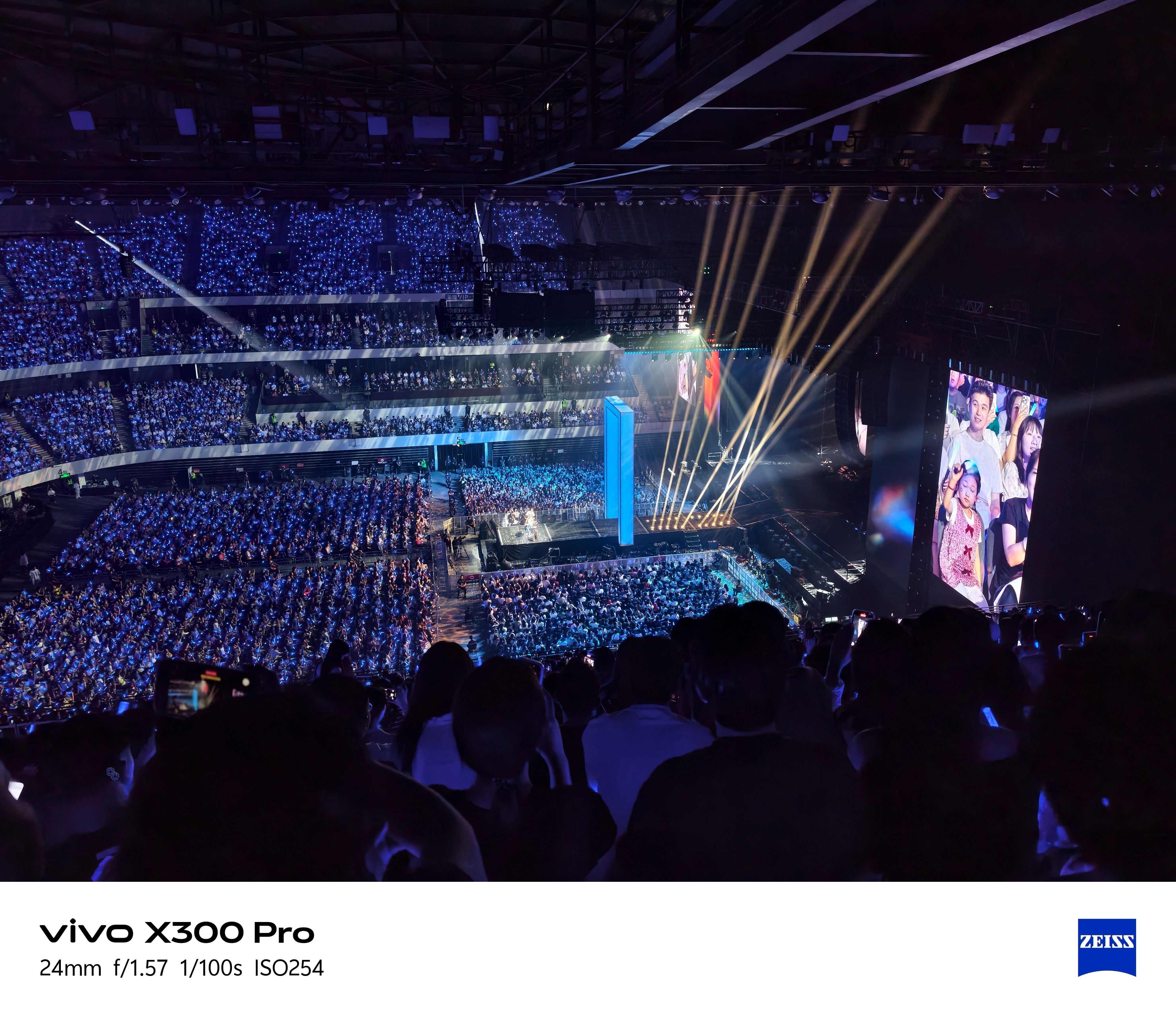 分享一些假期里同事使用 vivo X300 Pro 拍摄的样张，拍演唱会是真的好