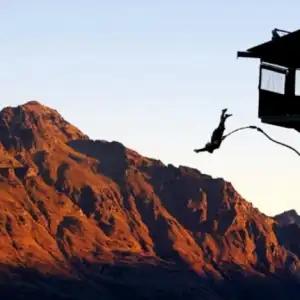 年轻人释放压力新出口：求生挑战赛走红其实也不用野外求生、玩得这么大，游乐场里的极