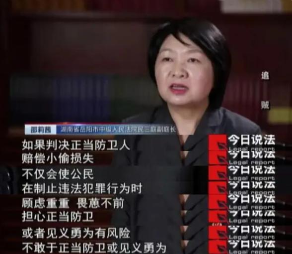 “这个社会太疯狂。”2017年，湖南岳阳一名小偷企图偷走一辆摩托车，却在逃跑途中