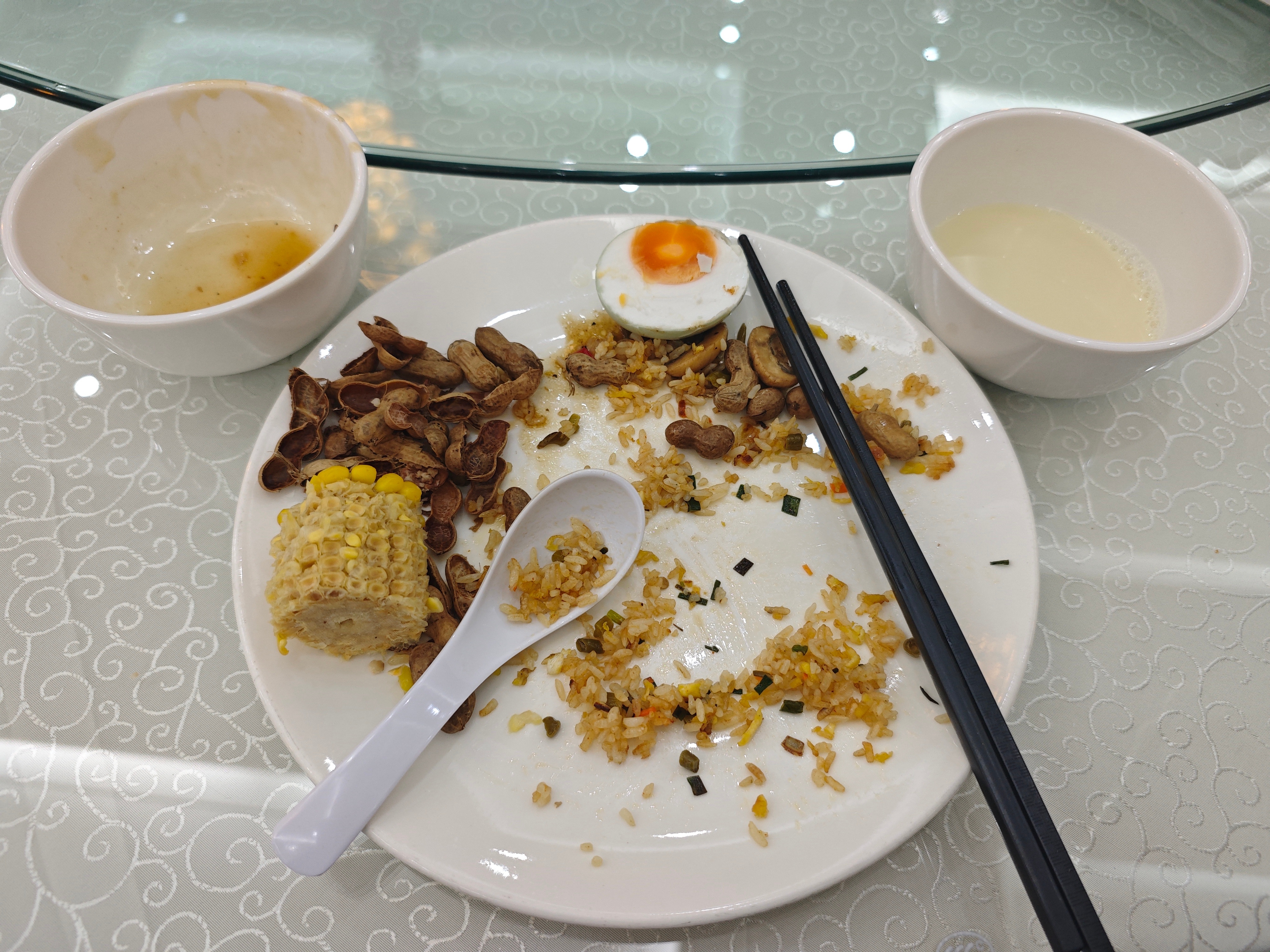 在河南信阳大别山的第一顿早餐，喝了胡辣汤，吃了水煮花生，在这里，米饭和面食都很强