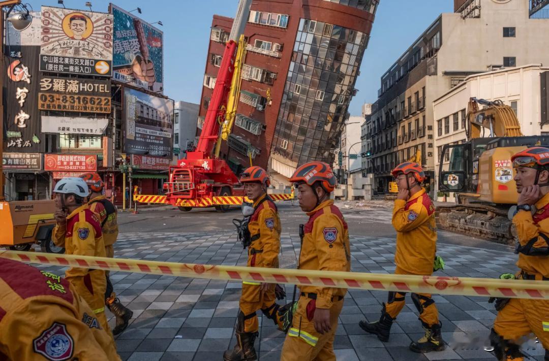 能让福建网友主动发朋友圈“刚才地震了”，那么大概率台湾的地震级不小。比如4.3花