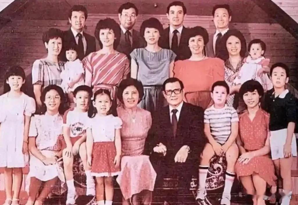 马英九早期全家福，他自称和毛主席是同乡，致力促进两岸交流。


照片看起来普通，