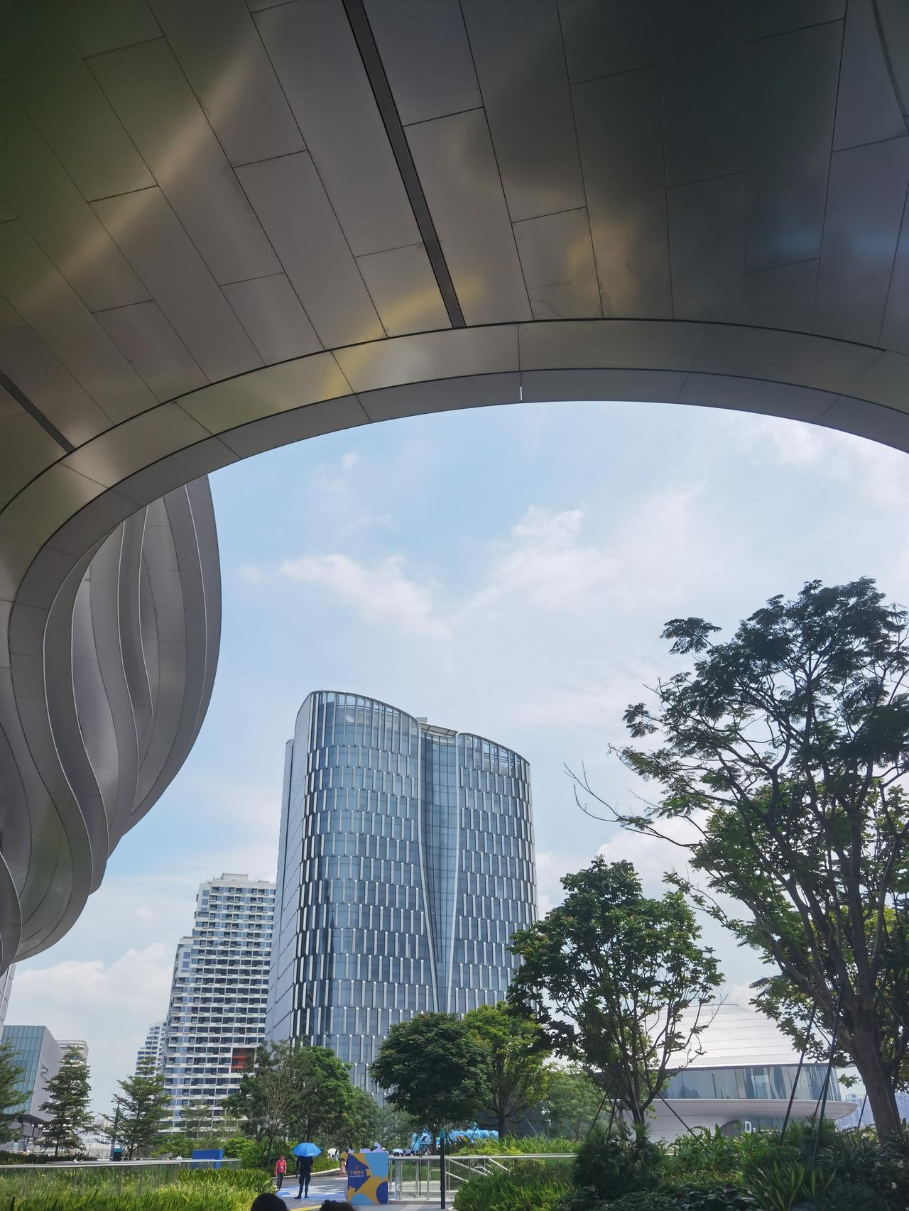 深圳的生活充满活力，深圳的绿化面积，山海连城，还是地理位置，城市GDP，国际化程