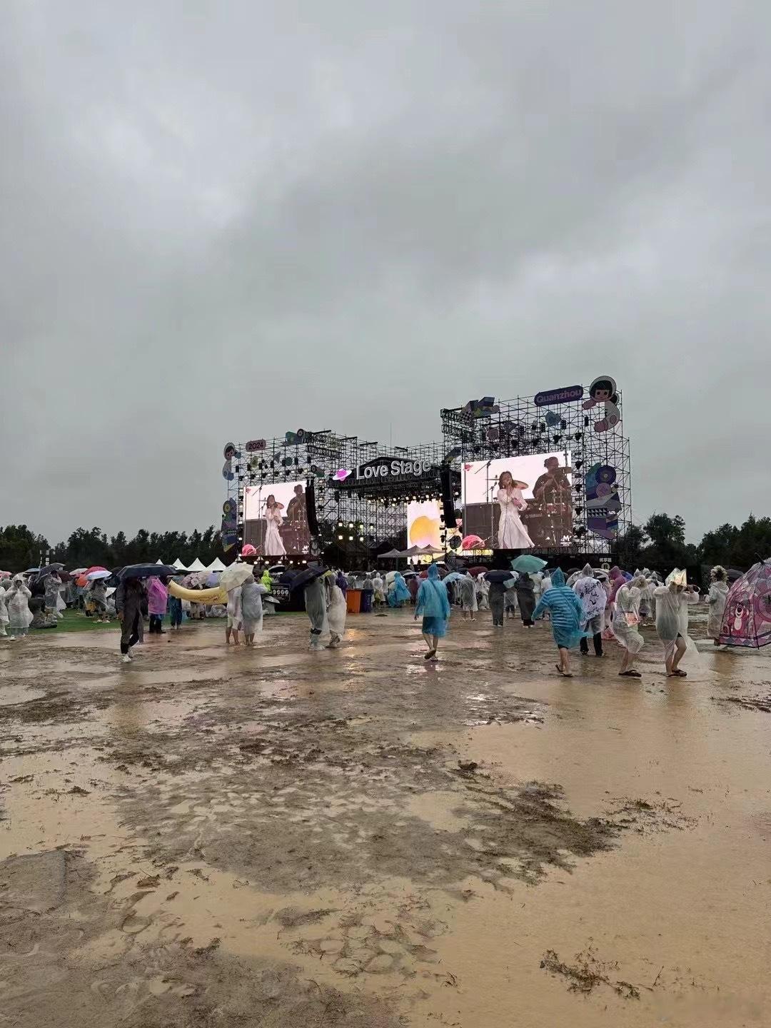 泉州风雨交加的一天，你们风雨无阻的去看草莓音乐节了吗？#泉州[超话]#  ​​​