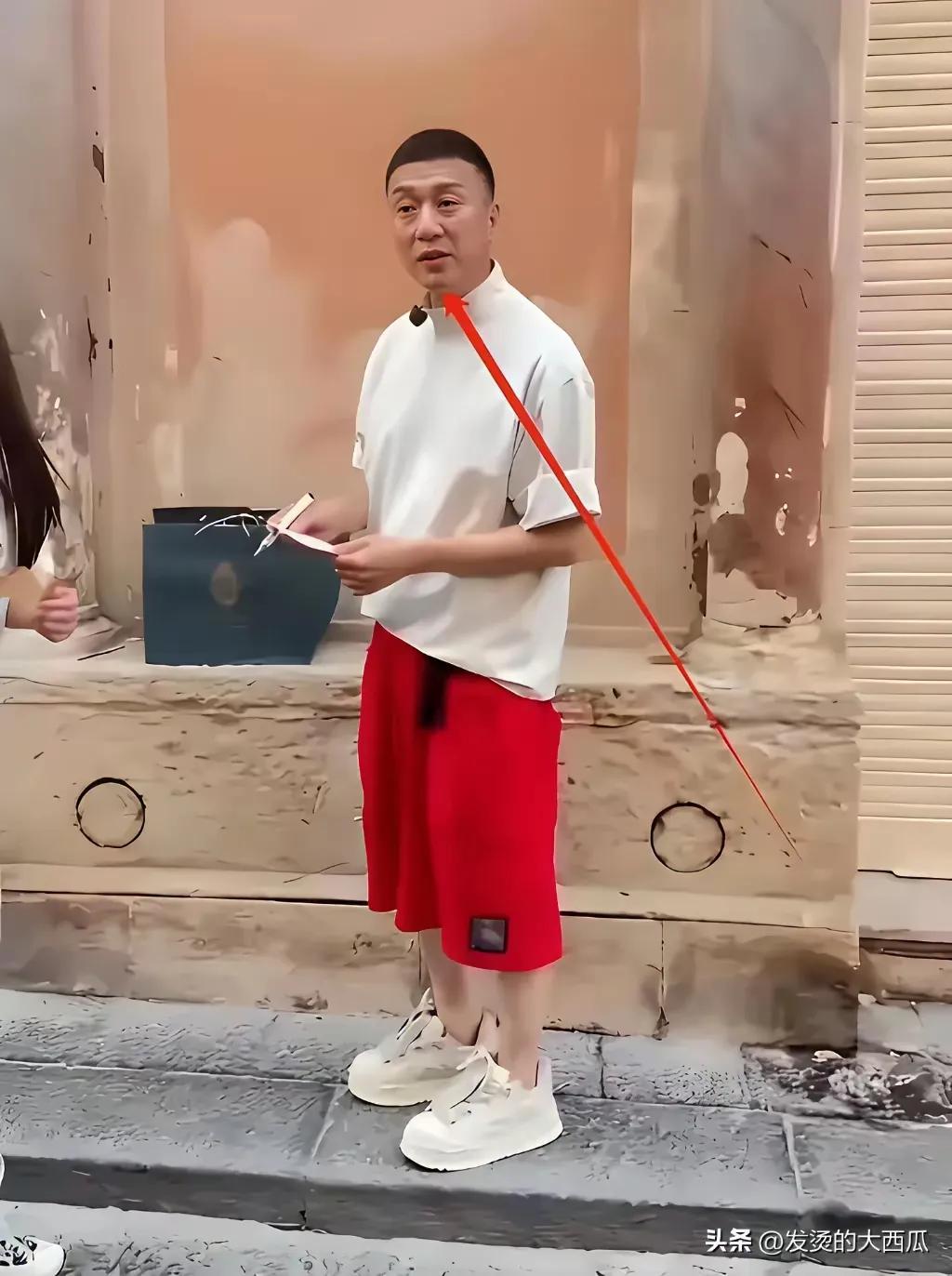 哦豁！孙红雷也去割双眼皮了，但总感觉怪怪的。

本来一双小眼睛是他的标签，这突然