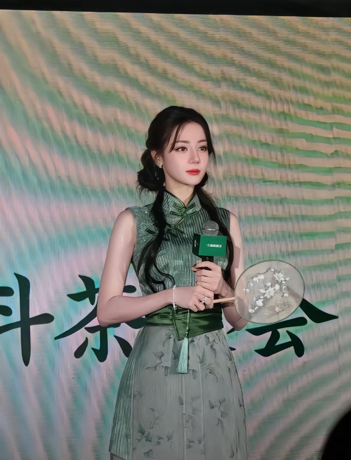 迪丽热巴直播生图啊！！！我这么美的巴直播连个近景也不切[怒骂]我到处求图 不过看