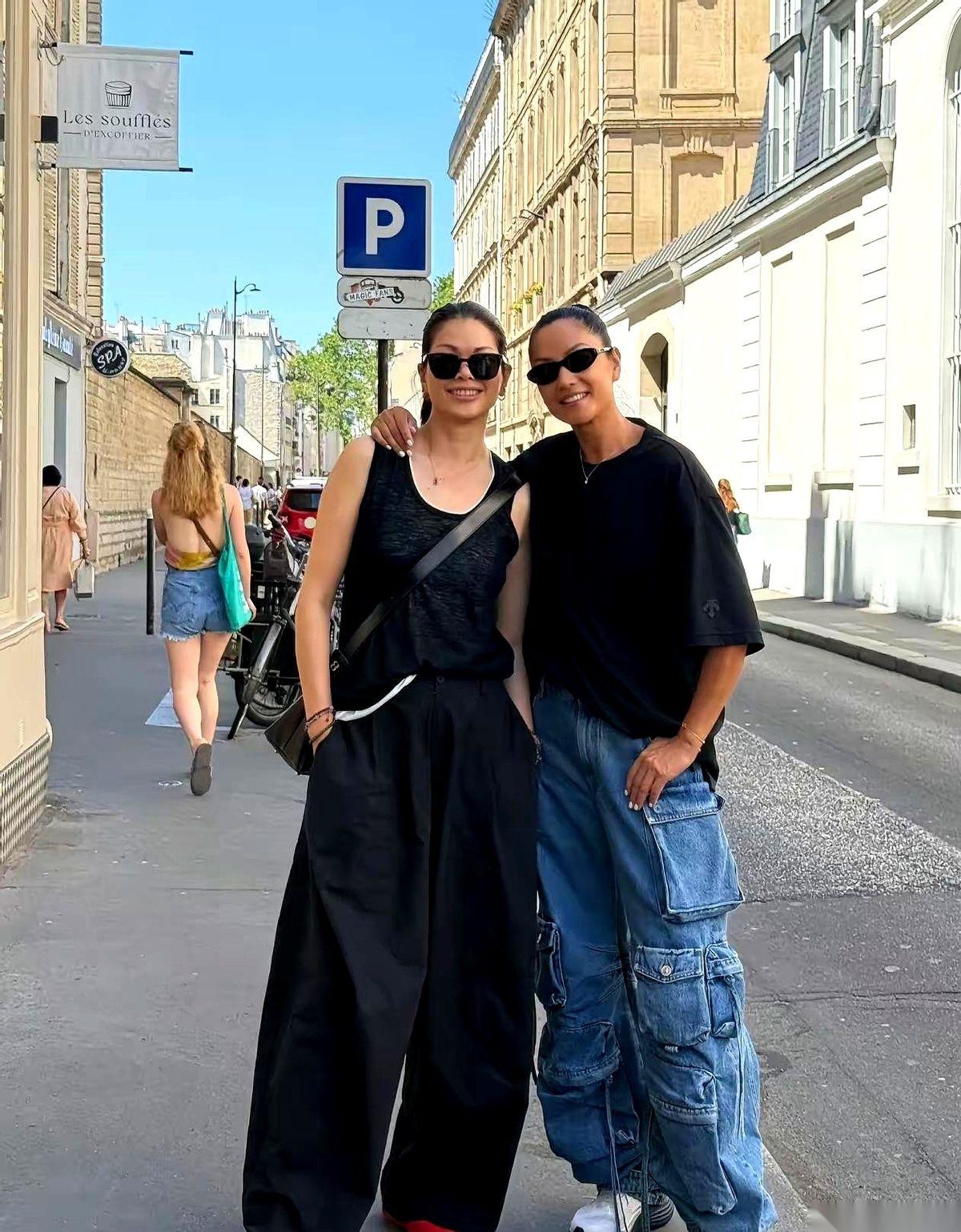 瞿颖在巴黎街头，一把拉过吕燕，直接发了条动态：“临时找的地陪。”
镜头怼过来，没