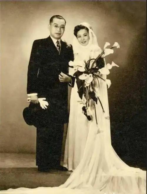 1933年，快40岁的刘海粟和妻子离婚，娶了19岁的女学生。没想到不久后，妻子就