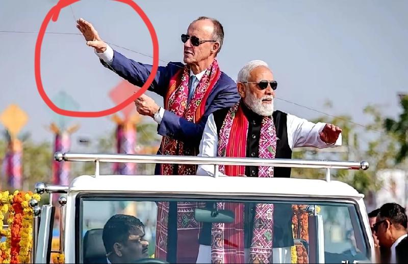 印度总理莫迪带着德国总理默茨，一起参加国际风筝节，看着两位总理同程一辆车，还在车