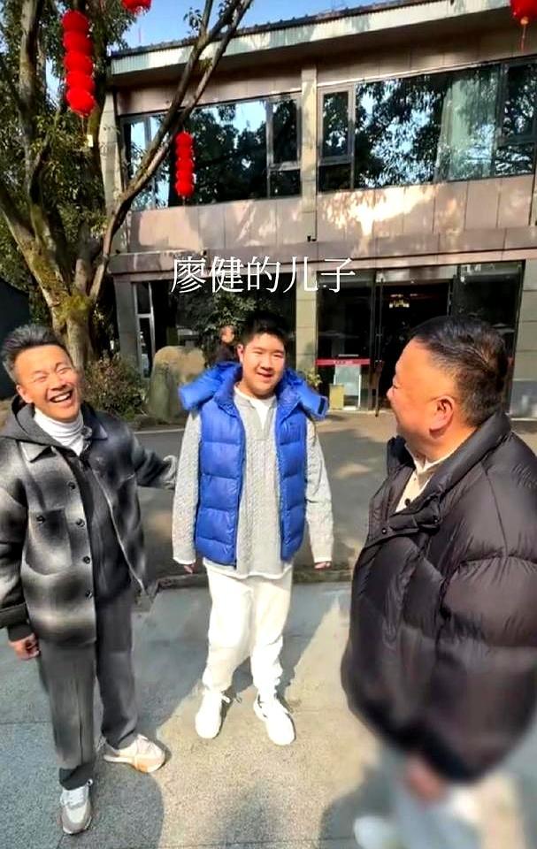 发布会现场，李伯清竟将烟杆递给了小汤圆，廖健愣在原地，脸色瞬间变了。
那根烟杆是