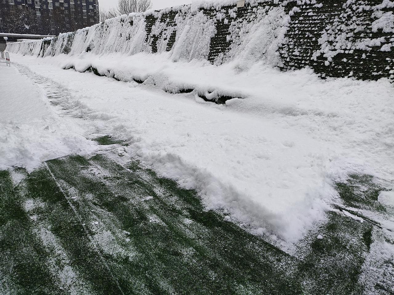 暴雪停课！全国多地学校紧急通知，但家长群却吵翻了。有人说保障安全最重要，有人担心