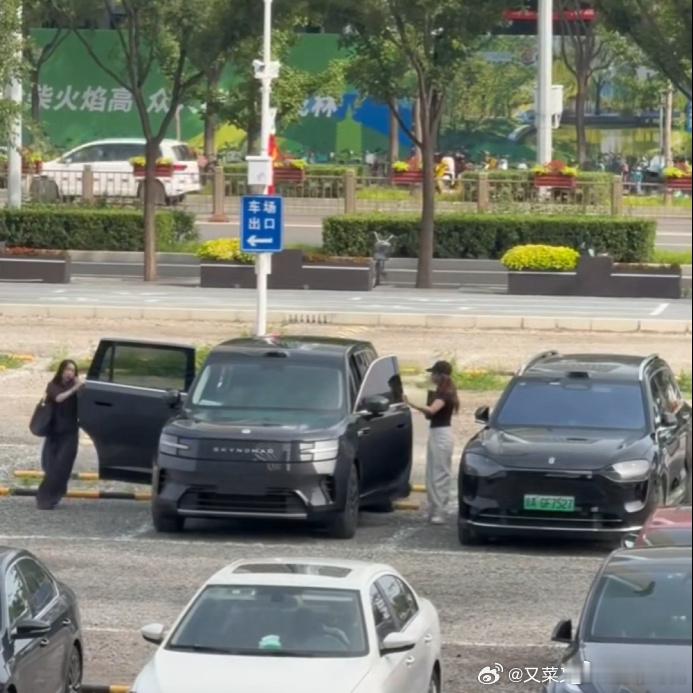 慕强心理，就像自拍一样任何产品或者厂家肯定会喜欢跟标杆产品在一起都是各自价位很棒