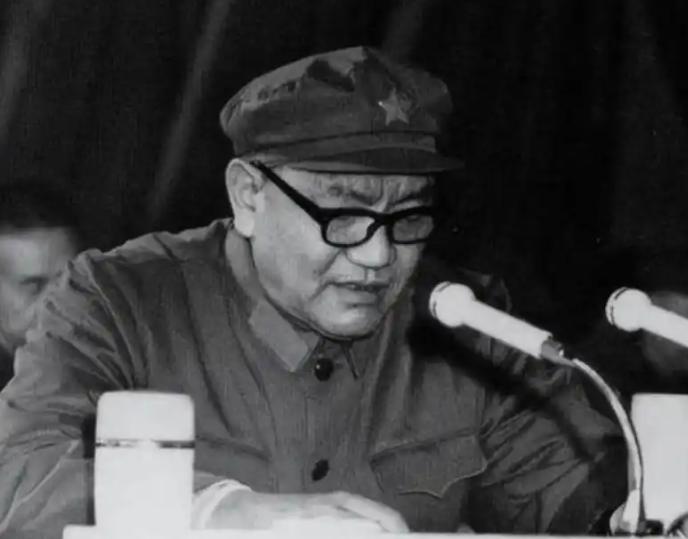 1959年，尤太忠回到光山老家，在村口碰见亲哥哥尤太俊。他衣着破旧，正准备出门讨