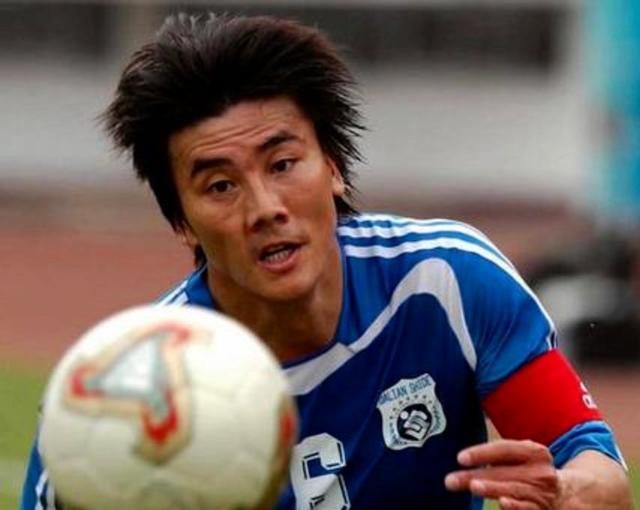 2002赛季尚未开始之前，上赛季的双冠王大连实德就已经霉运上身。先是在亚俱杯上损